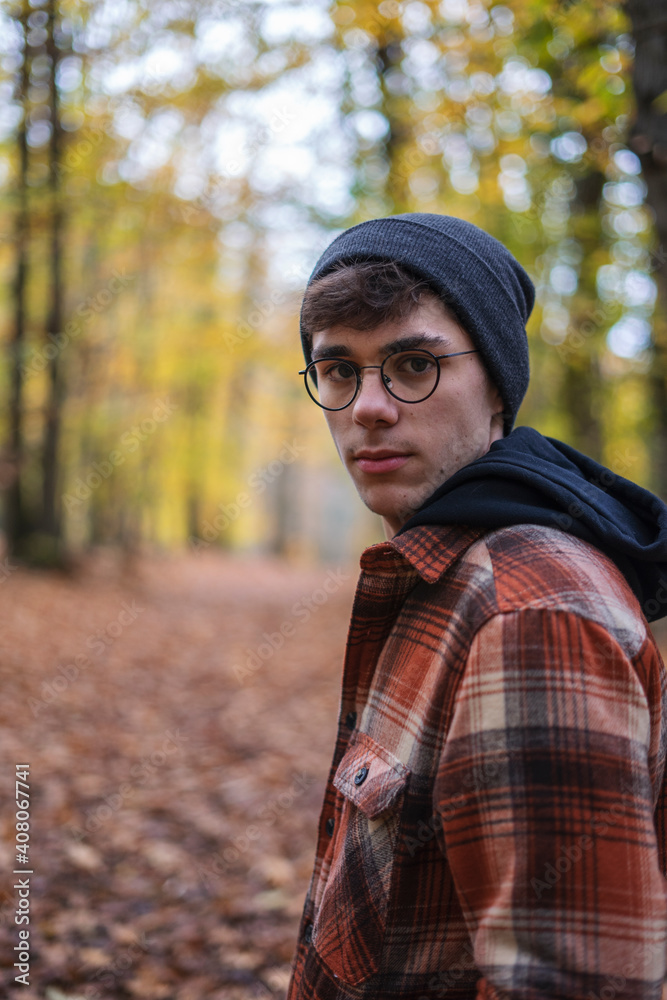 jeune se baladant dans la forêt à l'automne jeune se baladant dans la forêt à l'automne