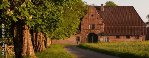 Fotografi Torhaus Gut Friedeburg, Gutshof, Herrenhäuser, Schleswig-Holstein, Banner