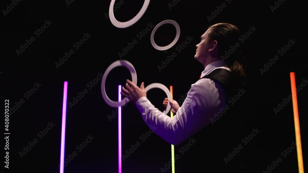 Vidéo Stock Camera rotates around professional male juggler juggling