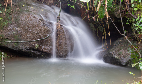 Cascada natural en el bosque, cascada en forma de seda
