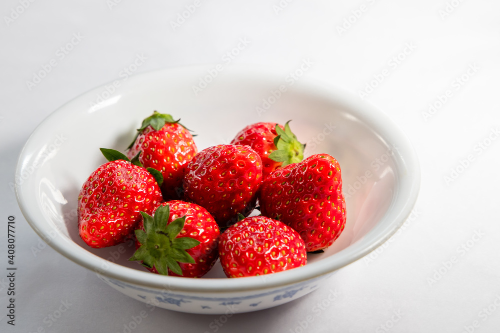 赤くて美味しそうなイチゴと白い皿 赤くて美味しそうなイチゴと白い皿