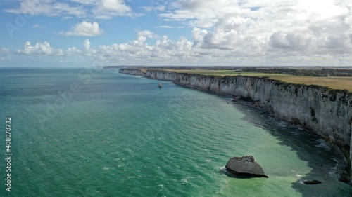 Falaise d'Etretat et aiguille creuse vue aérienne