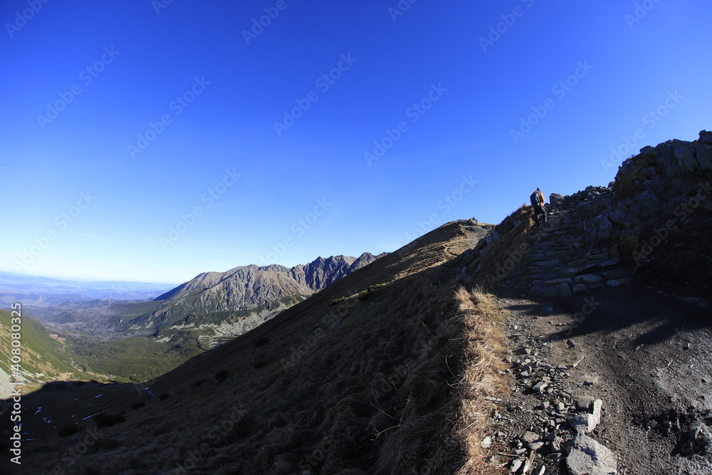 Obraz premium Hiking path to the top of Kasprowy wierch - Autumn in Tatra Mountains