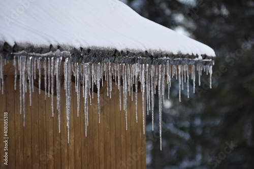 Dachvorsprung mit Eiszapfen