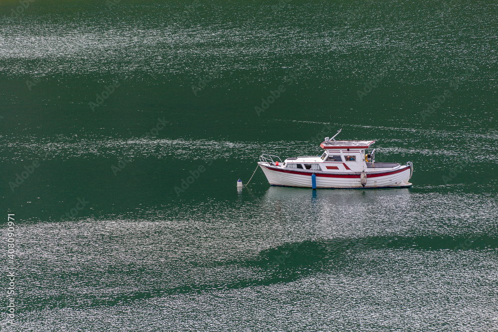 Φωτογραφία A beautiful white ship in turquoise sea water of  Porsanger fjord, Northern Norway