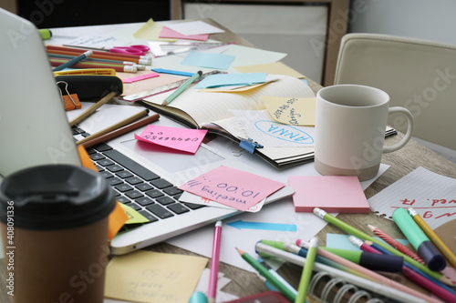 Schilderij op canvas Laptop, notes and office stationery in mess on desk