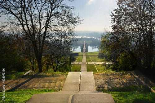 Vue sur les étangs de Cergy (95000) depuis l'esplanade de l'Axe-Majeur de Cergy-Pontoise (95000), département du Val-d'Oise en région Île-de-France, France photo