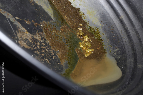 Konstfotografi gold nuggets in a metal gold pan