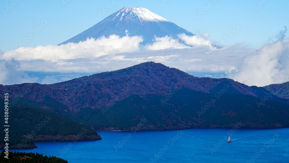 眼前に広がる雄大な富士山と遊覧船が優雅に走る美しき芦ノ湖