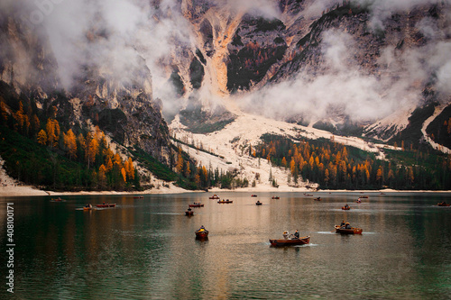 Lago di braies in autunno