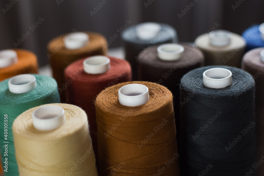 reels of threads for sewing. Spools of Thread. Pile of cotton reels. Bobbins with colorful threads. Color sewing threads. Needlework, handmade. Close-up horizontal format - obrazy, fototapety, plakaty 