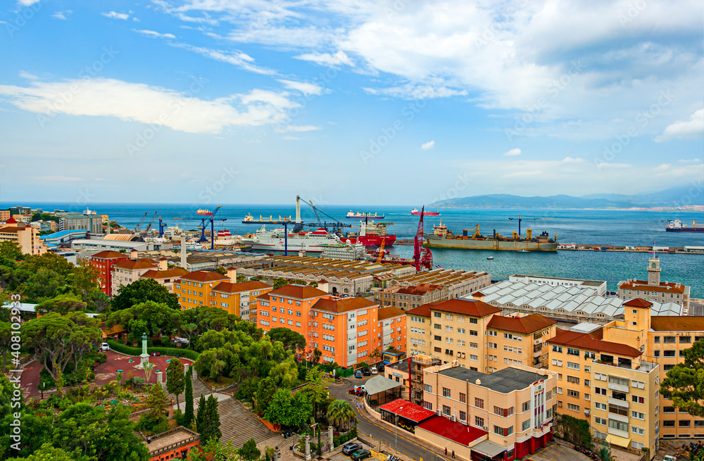 Obraz premium Looking over the Gibraltar and coastline from the cable car