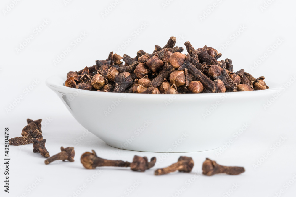 Obraz premium Whole Cloves in a Bowl