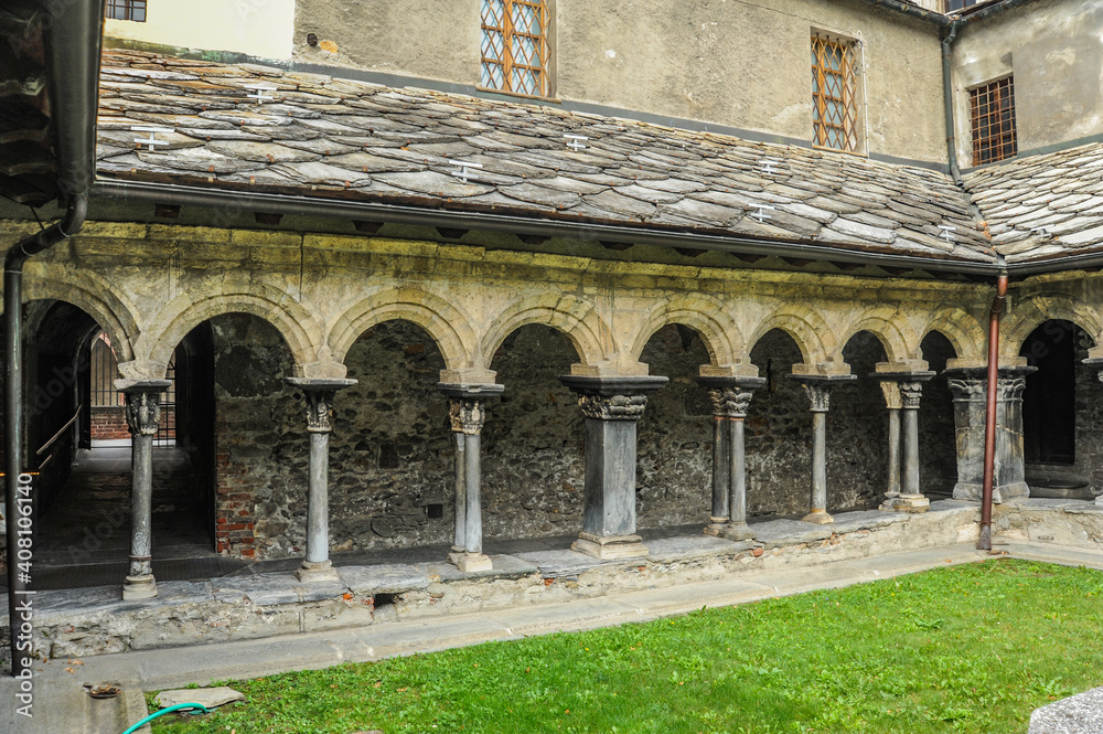 The courtyard (cluatr) of the Sant'Orso monastery, founded in 1132, has retained its original Romanesque architecture. The sculptural capitals of the columns are of particular value.      