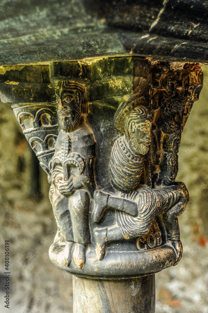Fototapeta premium The courtyard (cluatr) of the Sant'Orso monastery, founded in 1132, has retained its original Romanesque architecture. The sculptural capitals of the columns are of particular value. 