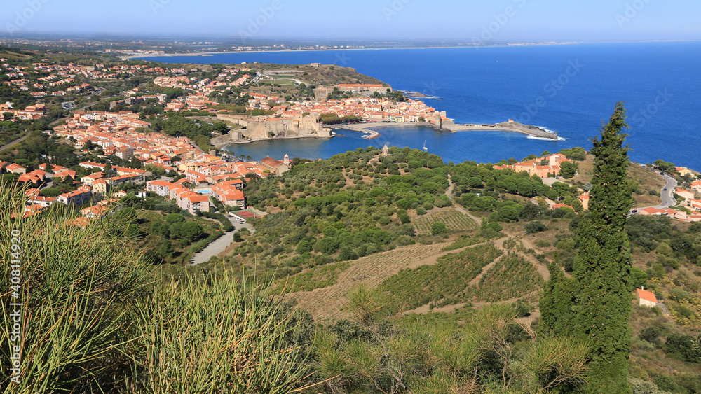 Vue aérienne du littoral méditerranéen à Collioure, sur  la côte Vermeille.