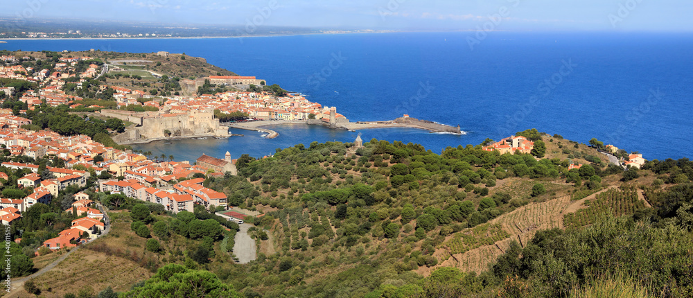 Vue aérienne du littoral méditerranéen à Collioure, sur  la côte Vermeille.