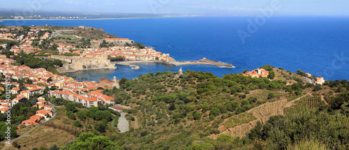 Vue aérienne du littoral méditerranéen à Collioure, sur la côte Vermeille.