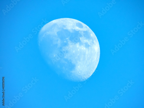 Lune en plein jour avec un ciel bleu