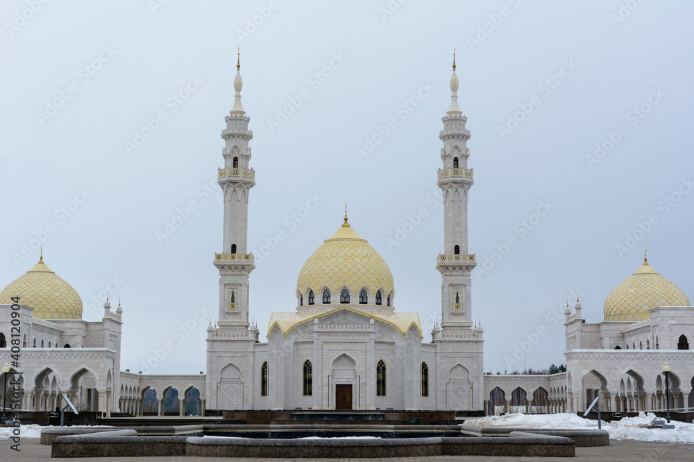 Obraz premium Bulgarian settlement. White Muslim mosque of the Bulgarians on a cloudy spring day in Bolgar.
