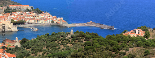 Vue aérienne du littoral méditerranéen à Collioure, sur la côte Vermeille.