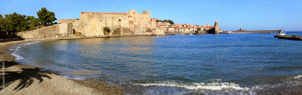 La petite baie de Collioure, le vieux village, son église et sa jetée.