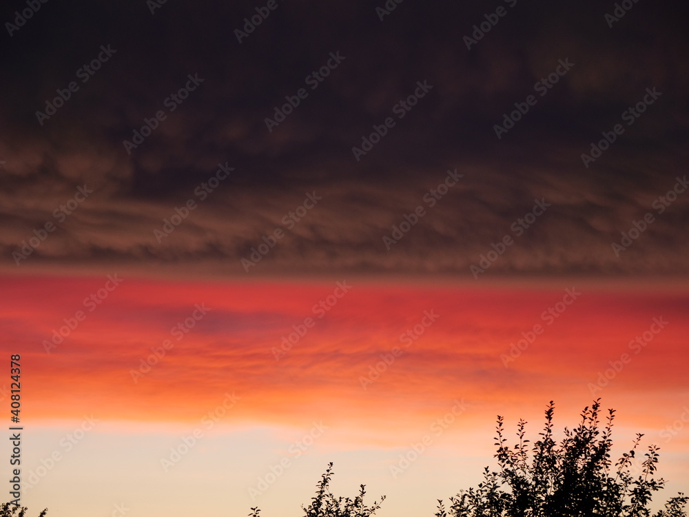 Natur pur, Wetter pur: Der Abendhimmel über Mecklenburg-Vorpommern nach einem abziehenden Regenschauer in den deutschen Farben Schwarz, Rot und Gold Natur pur, Wetter pur: Der Abendhimmel über Mecklenburg-Vorpommern nach einem abziehenden Regenschauer in den deutschen Farben Schwarz, Rot und Gold