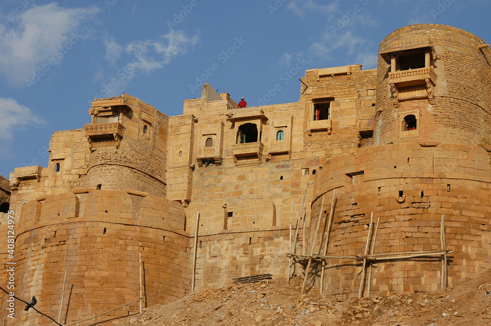 Muros y casas en la vieja ciudad de Jaisalmer en Rajastán, India