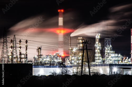 Rozświetlona rafineria nocą