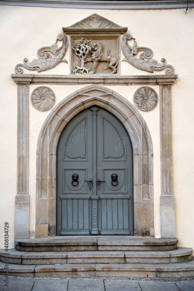 Eingangsportal mit Relief zum Rathaus von Pirna
