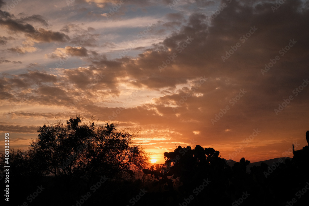 Paisaje al atardecer con nubes y cielo azul con naranja Paisaje al atardecer con nubes y cielo azul con naranja