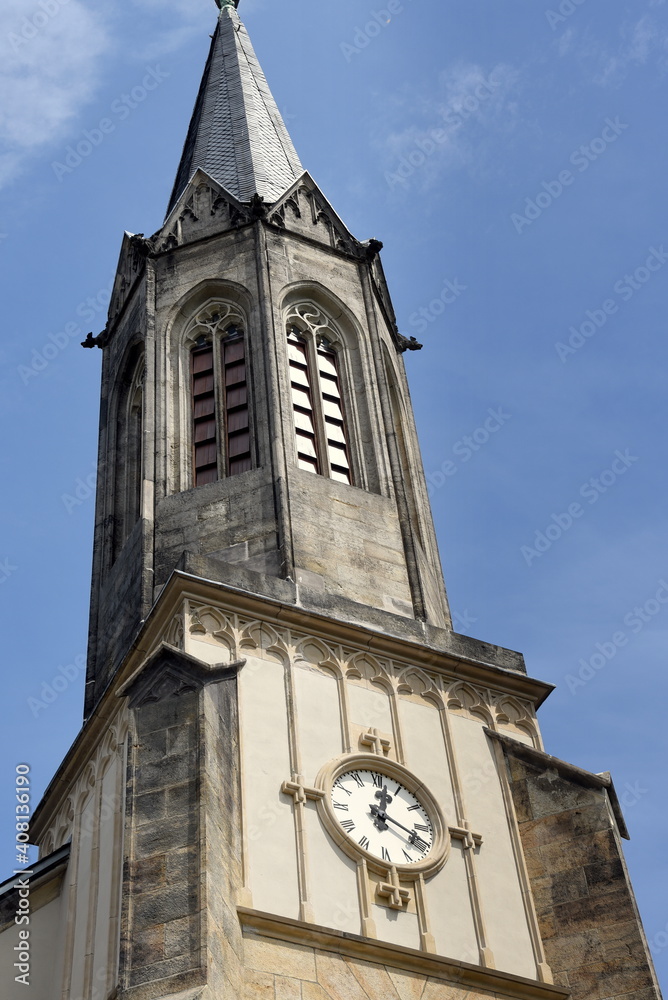 Turm der katholischen Kunigundenkirche vor strahlend blauem Himmel