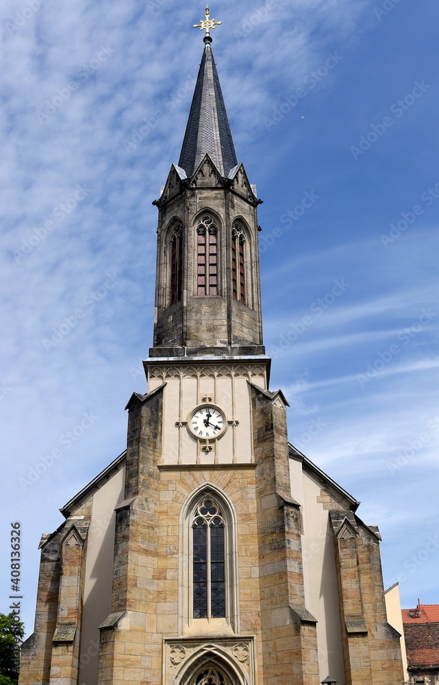 Katholische Kunigundenkirche vor strahlend blauem Himmel