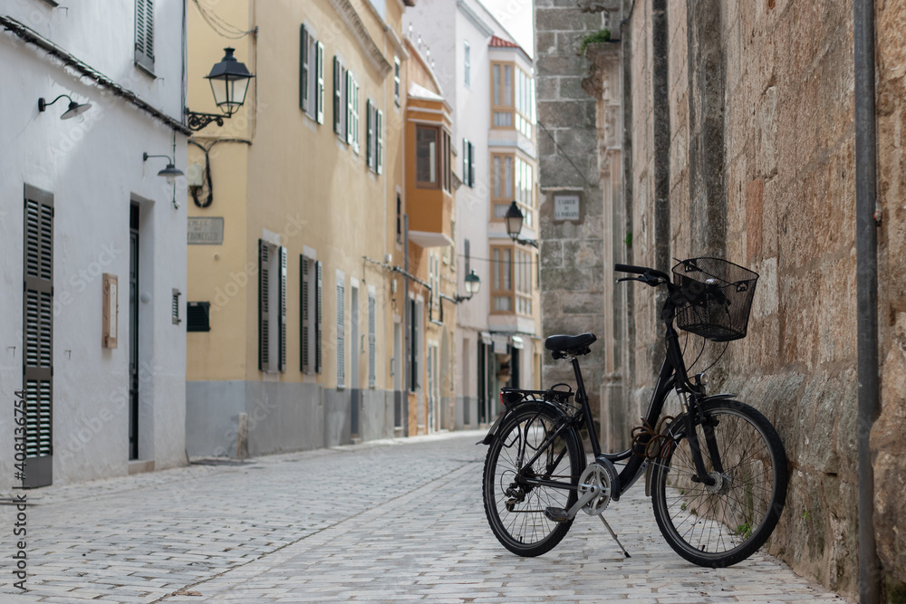 BICICLETA NEGRA CON CESTA APARCADA EN UNA CALLE DEL CASCO VIEJO BICICLETA NEGRA CON CESTA APARCADA EN UNA CALLE DEL CASCO VIEJO