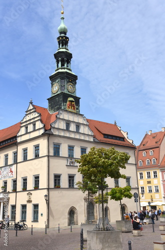 Rathaus von Pirna mit in den blauen Himmel emporragendem Uhrturm 