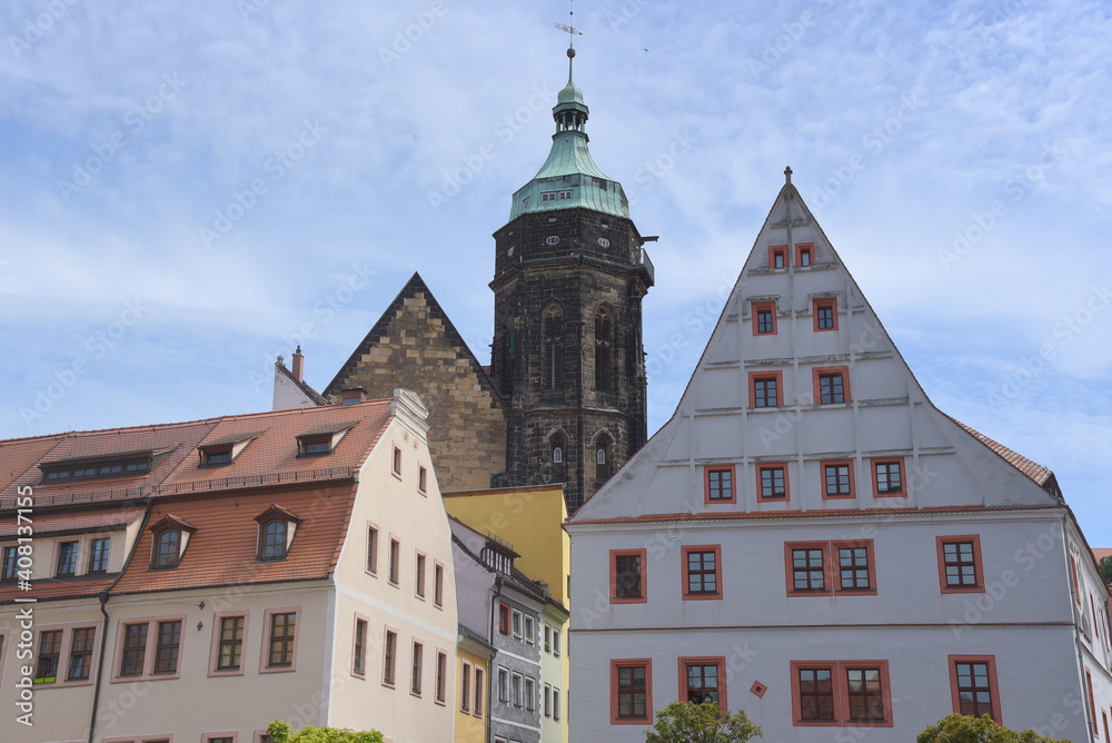 Turm der Marienkirche zwischen zwei Giebeln in der Altstadt von Pirna	

