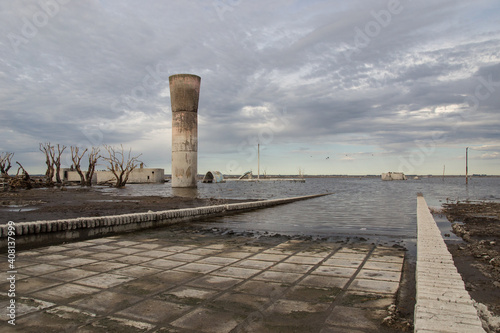 Torre abandonada en el lago de Epecuen, Buenos Aires.
