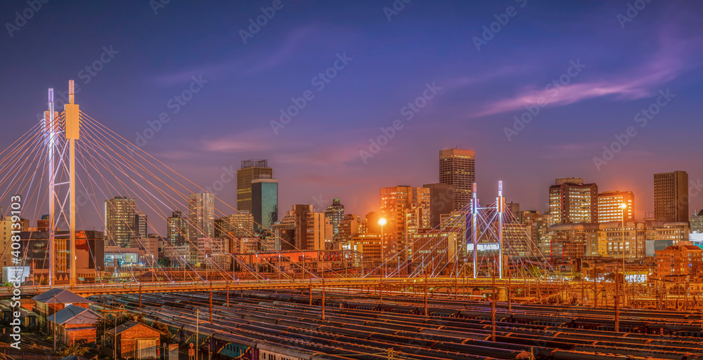 Obraz premium Nelson Mandela Bridge and Johannesburg city lit up at night