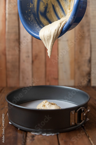 Vorbereitung zum Backen eines Kuchens in der Küche mit Utensilien Springform und Teig