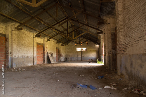 Interior de garita de ferrocarril abandonada © Damo