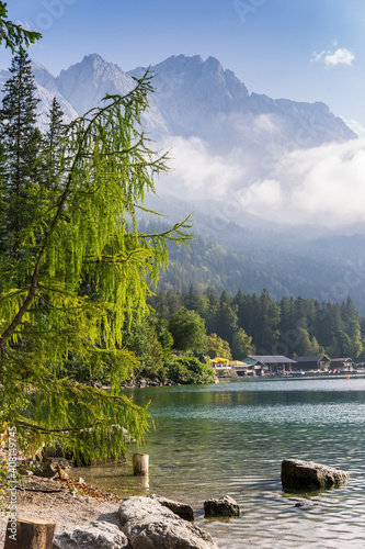 Eibsee und Zugspitze im Sommer Bayern Deutschland