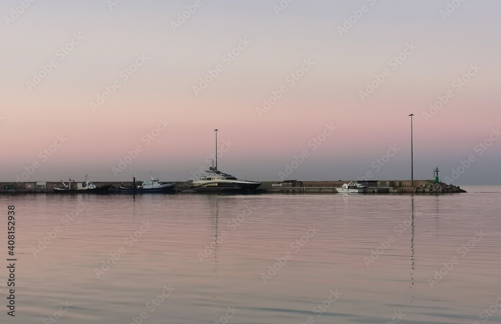 Barche ormeggiate sul molo al tramonto