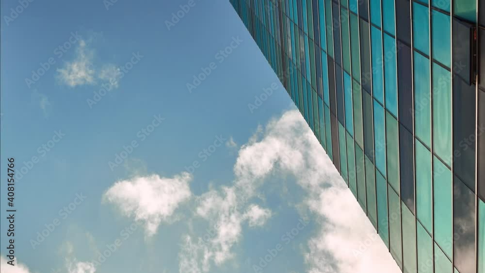 Cielos y nubes que se reflejan en la arquitectura cristales fachada de vidrio verde azul geometría cielo