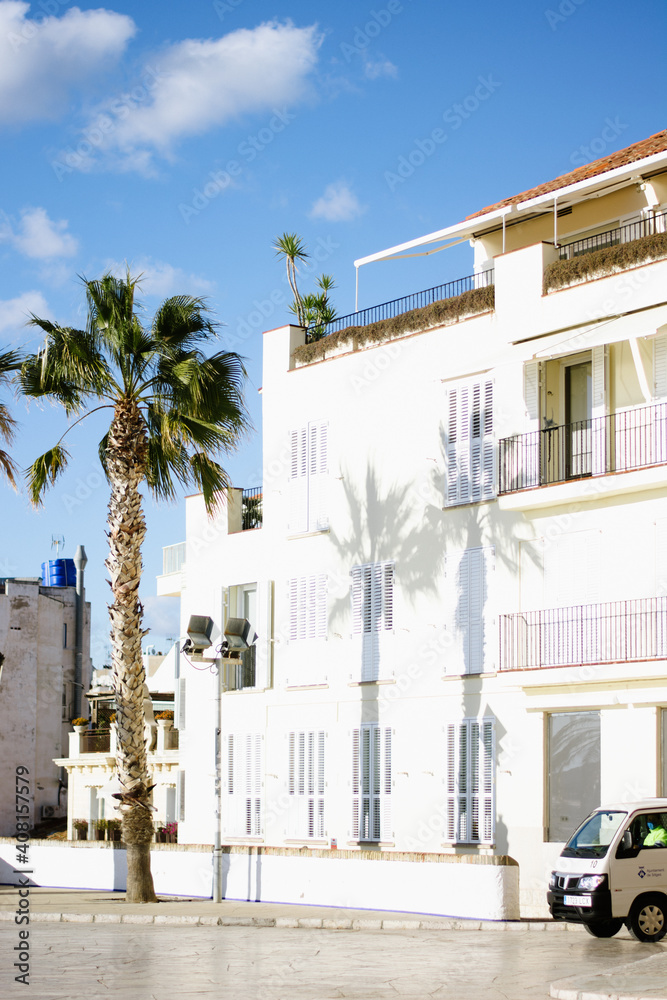 Fototapeta premium SOL , SOMBRA , PALOMAS Y SITGES 