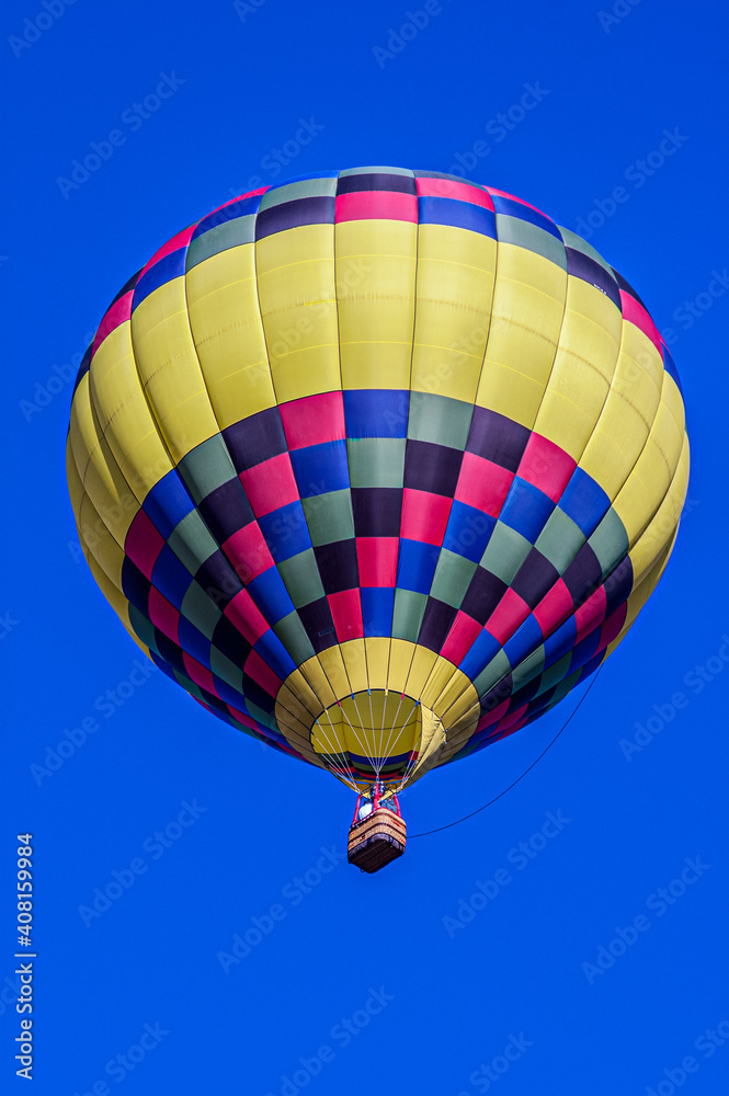 Fototapeta premium Hot Air Balloon in a Blue Sky