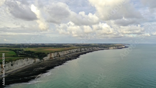 ville de Fécamp vue de la mer avec ses falaises