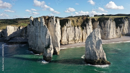 Fotografia ville d'Etretat en Normandie et ses falaises vue du ciel
