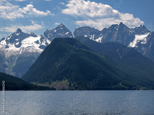 Jones lake and the cascade mountains © Matthew Collingwood