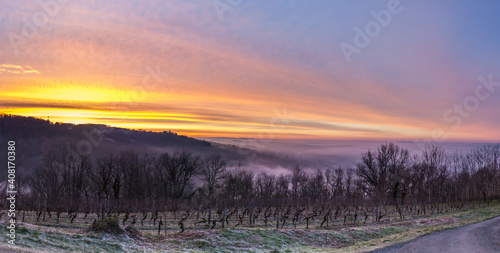 Vertougit (Corrèze, France) - Vue panoramique de la vallée de la Vézère au lever du soleil en hiver