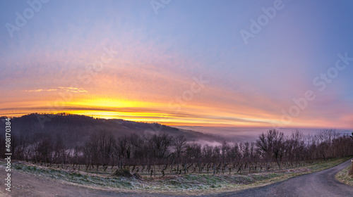 Vertougit (Corrèze, France) - Vue panoramique de la vallée de la Vézère au lever du soleil en hiver